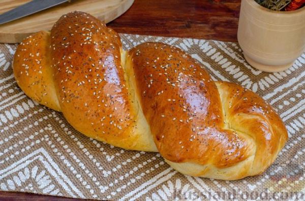 Дрожжевой хлеб-плетёнка с колбасой и сыром.