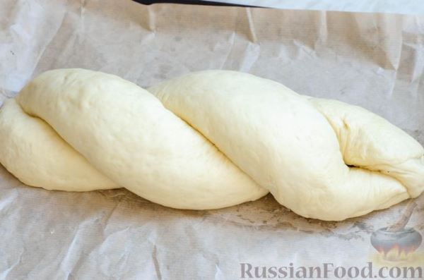 Дрожжевой хлеб-плетёнка с колбасой и сыром.