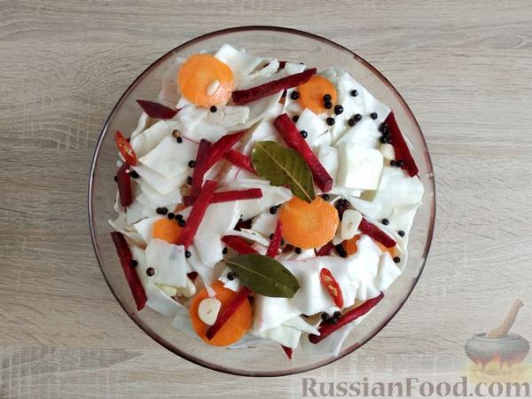 Маринованная капуста "Пелюстка" со свёклой и морковью