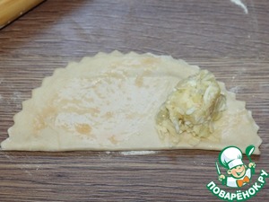 Пирожок-рожок с картофелем, луком, сыром