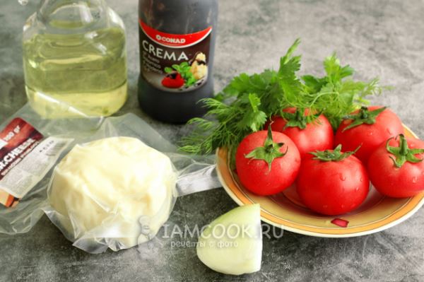 Салат из помидоров с сыром сулугуни