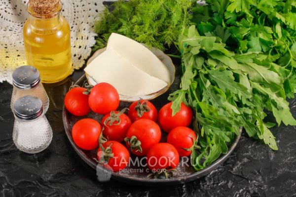 Салат с рукколой, помидорами и сыром фета