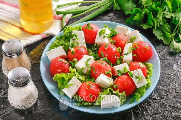 Салат с сыром фета и помидорами