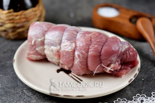 Свиная вырезка, фаршированная черносливом, в духовке