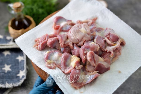 Тушеные куриные желудки с грибами