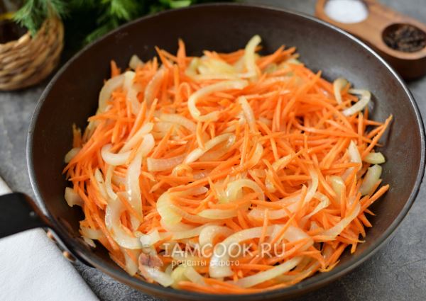 Тушеный морской окунь на сковороде с луком и морковью