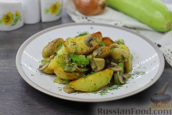 Жареная картошка с грибами и кабачками