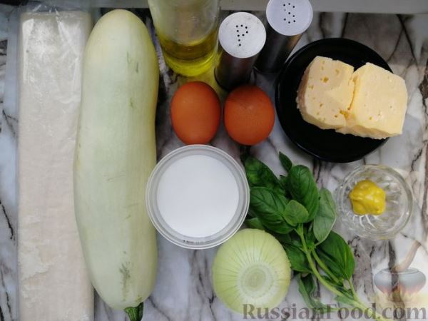 Киш с кабачками и сливочно-базиликовой заливкой, из слоёного теста