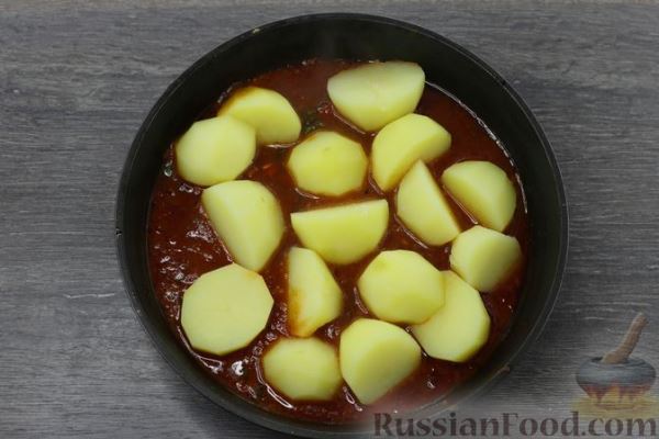 Молодой картофель, тушенный в остром томатном соусе с базиликом